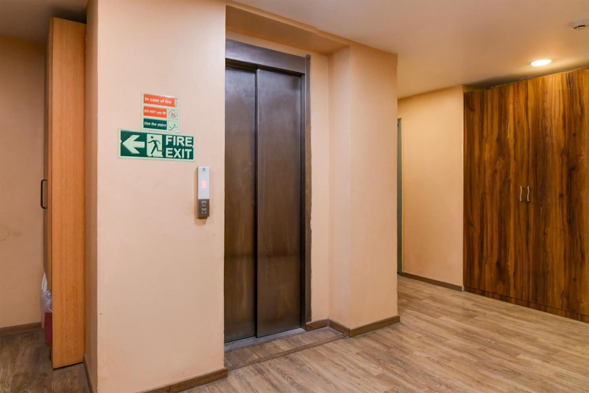 Super Townhouse Vip Road Formerly The Sky Kolkata Bagian luar foto