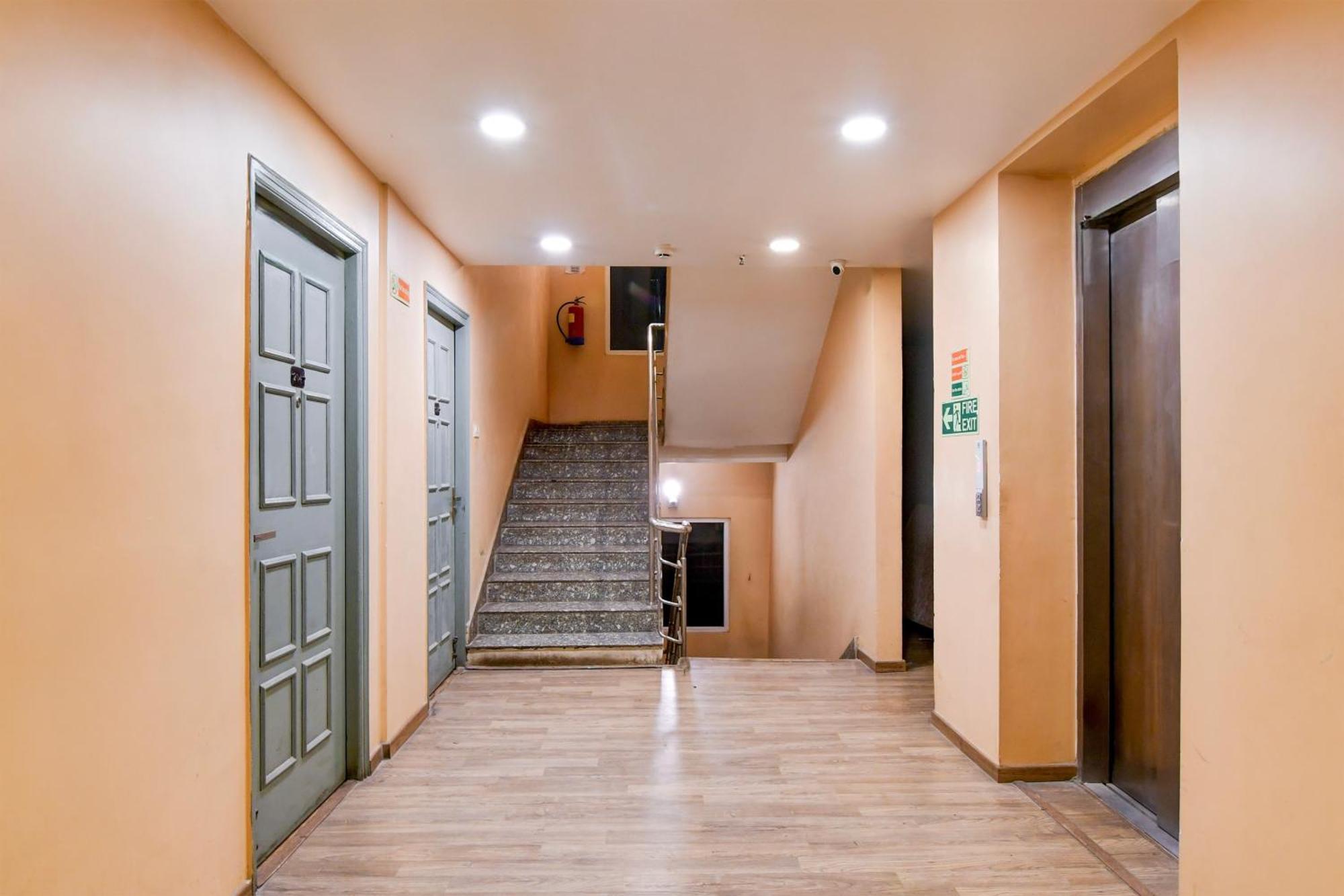 Super Townhouse Vip Road Formerly The Sky Kolkata Bagian luar foto